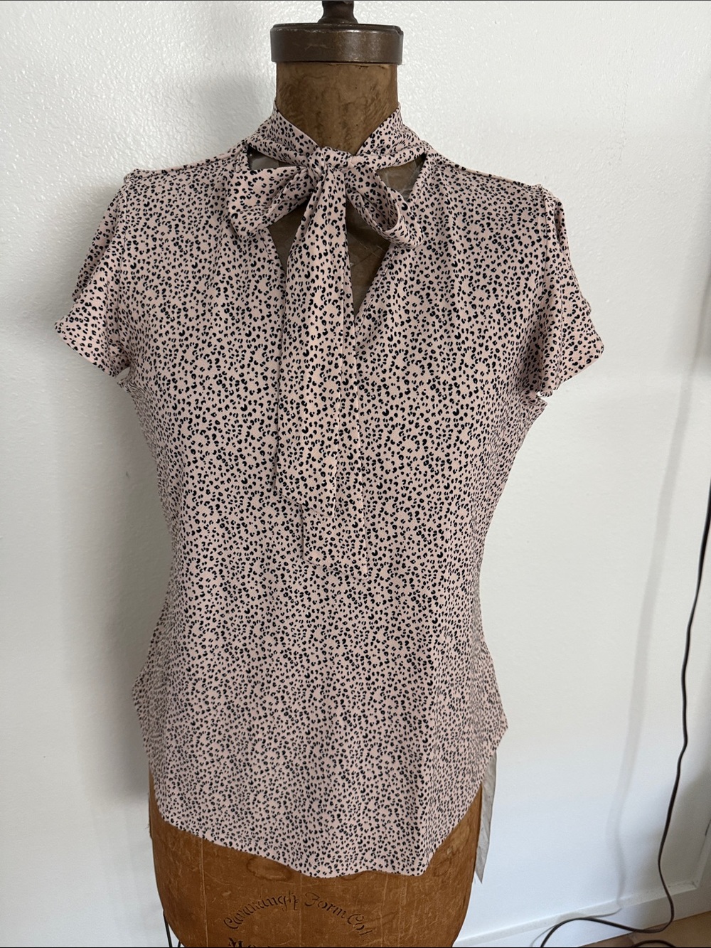 NWT Adrianna papell Tie-Neck Short Sleeve Top in Light Pink Animal Print Size M
